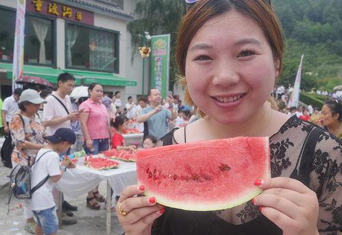 姑娘景区吃瓜,游客尽享夏日清凉美食之旅