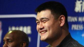 姚明吃瓜的视频,篮球巨星变身“吃瓜群众”，趣味横生