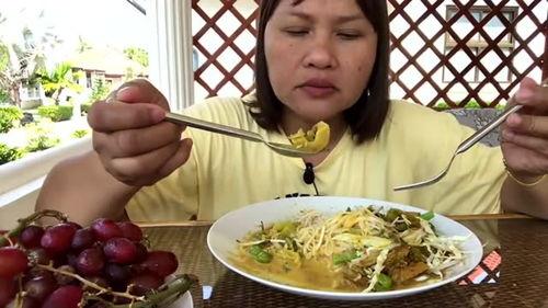 村口大婶吃瓜,揭秘乡村生活百态