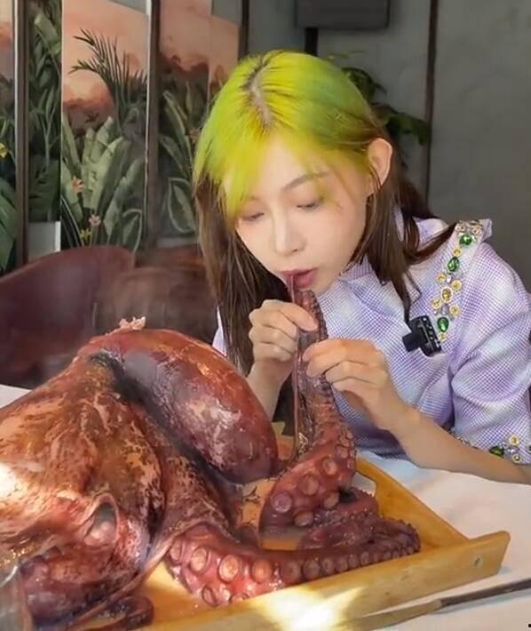 痞幼 吃瓜吃到 %