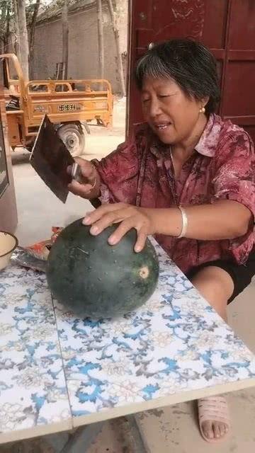 农村吃瓜老太,闲话家常，品味乡村生活