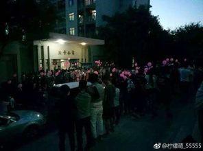 西安售楼吃瓜,西安售楼现场吃瓜群众众生相