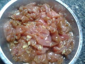 瓜娃娃吃猪肉视频,萌态十足引网友热议