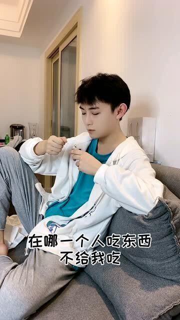 腹肌男朋友吃瓜,腹肌男友的甜蜜瓜果时光